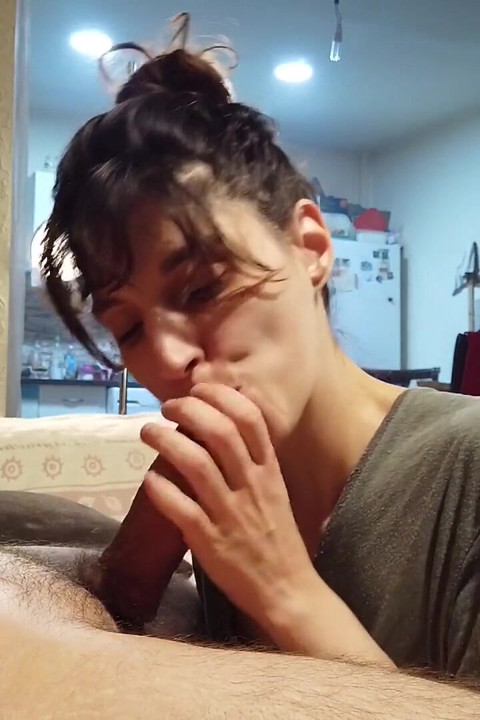 She Knows How to Enjoy It When a Cock Throbs in Her Mouth.