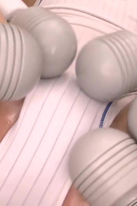 สาวร่านโดนเครื่องสั่นทั่วหีเธอ แล้วก็โดนควยใหญ่เย็ดจัดหนัก