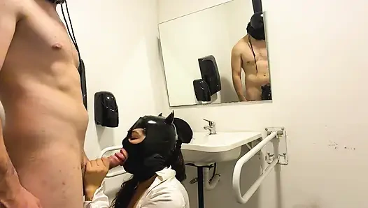 Wir entkommen von der Party in die Behindertentoilette und ich ficke sie hart, bis ich am Ende in ihrem Arsch lande