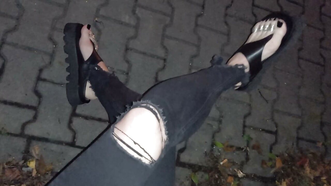 Moje gorące stopy crossdressera drażnią twarde kutasów podczas nocnego spaceru