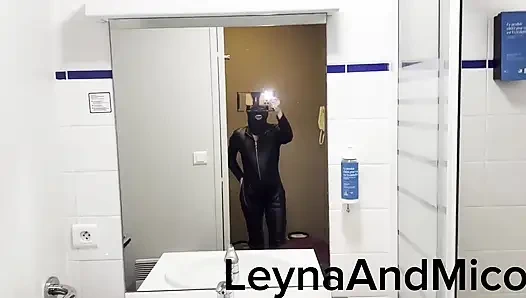 Ich verklebe meinen Mann als kleine Weichei