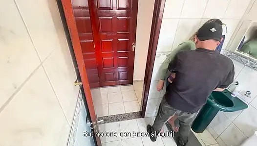 Seorang kerabat menggosok terhadap keponakan tirinya di kamar mandi.