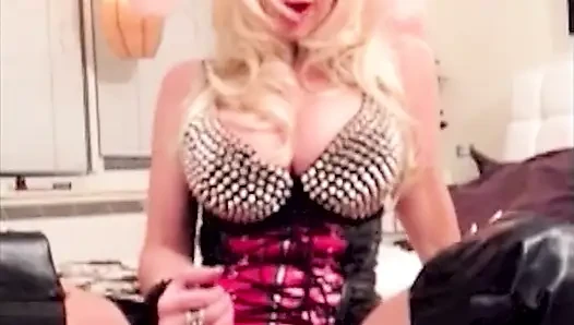 Brittany Andrews yeni takma okşadığında ıslanıyor!