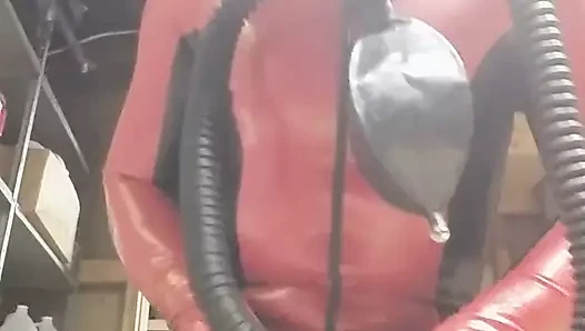 Lateks catsuit ve ağır kauçuk kask