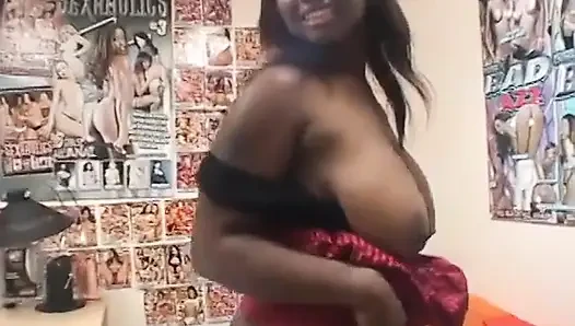 Pria kulit putih yang beruntung ini bisa ngentot dua cewek semok kulit hitam dengan toket besar alami