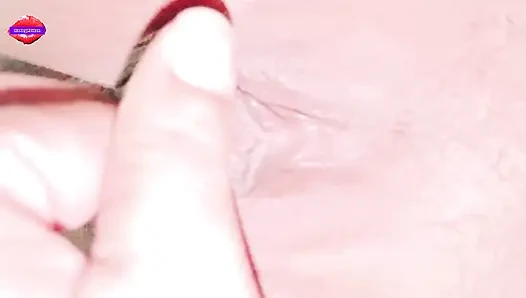 Aku lagi asik fingering memekku pakai jari
