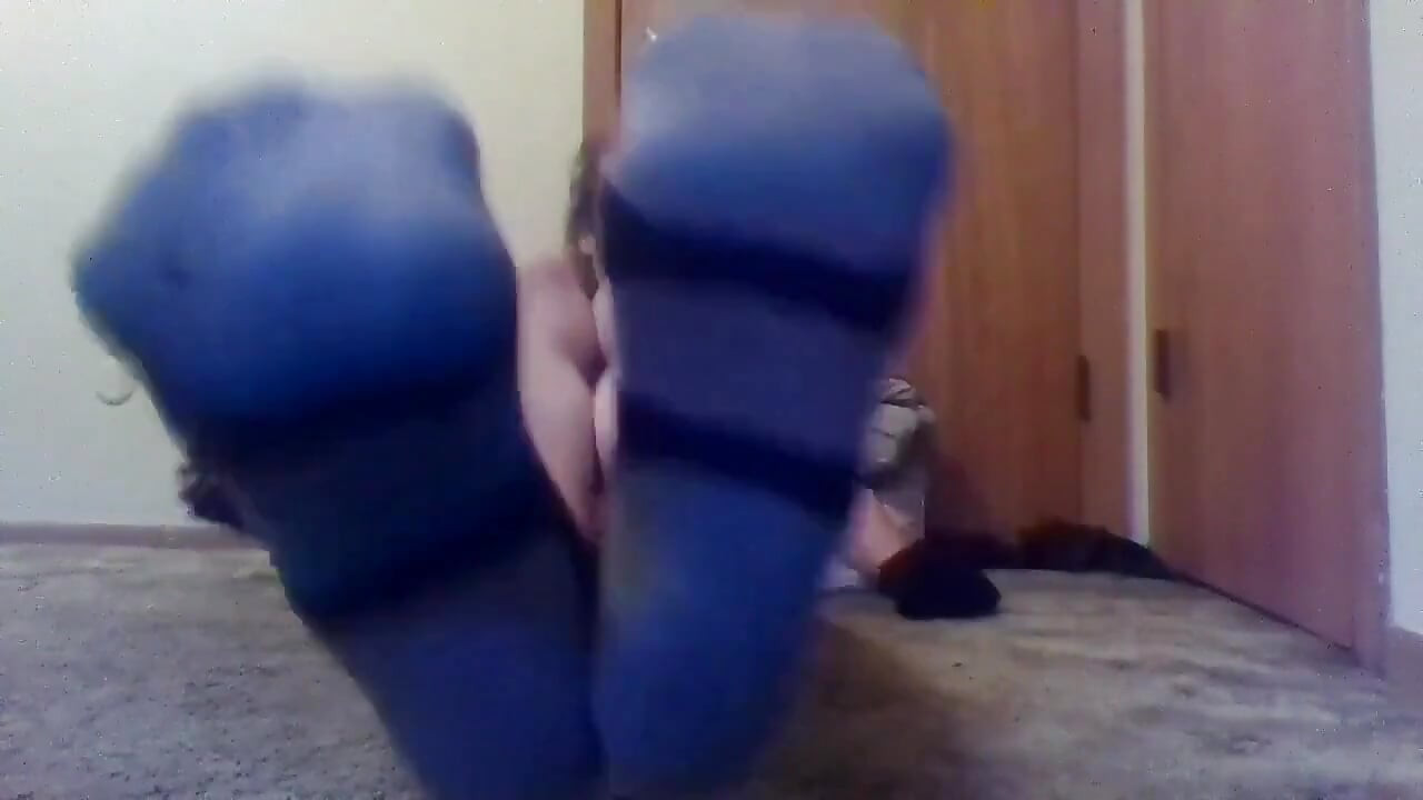 Mostrando calcetines y culo