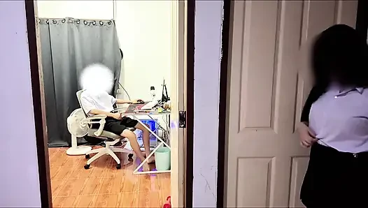 Meninggalkan pintu terbuka untuk saudara tiri - dia menonton dan bergabung!