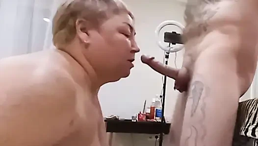 Шлюшка теряется при карточках и делает мне минет