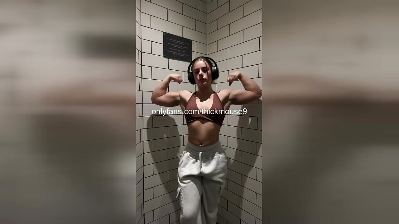 Buff 18yo Ass Tuhosi IG:n Live kuntosalilla