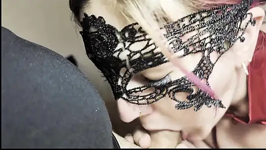 Послеобеденное обслуживание горла - черное платье глотает каждую каплю