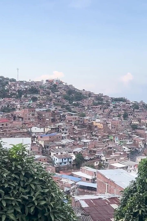 18-year-old Colombian Woman Is Seduced by a Stranger and Has Sex Outdoors at the Mio Cable in Cali Colombia