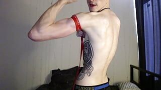 Endo visar upp sina biceps genom att dra i ett gummiband för bättre sikt.