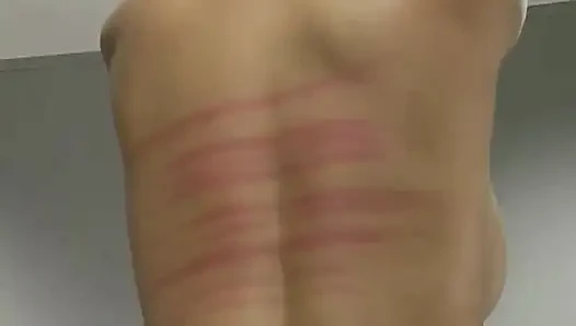 Adriana spanking-maschine - nackte auspeitschung