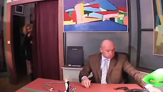 Fransa'dan zenci hemşire sıkı götünü siktiriyor