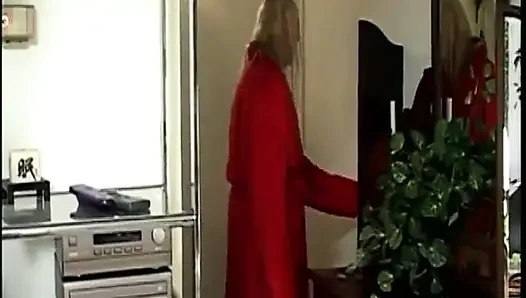 Reife vollbusige schlampe spreizte ihre beine auseinander, um es tief auf der couch zu nehmen