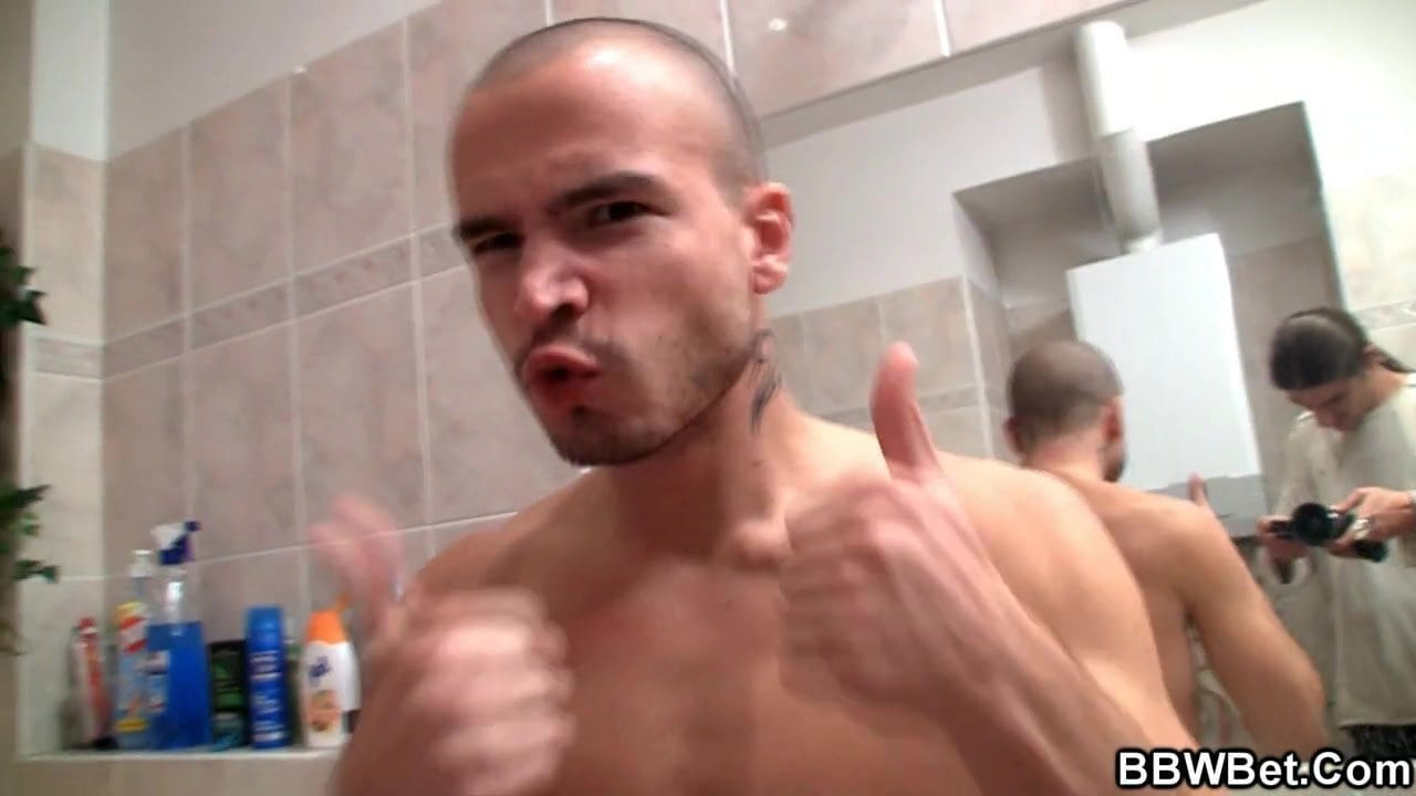 Teman wanita perut besar dikongkek dalam bilik air