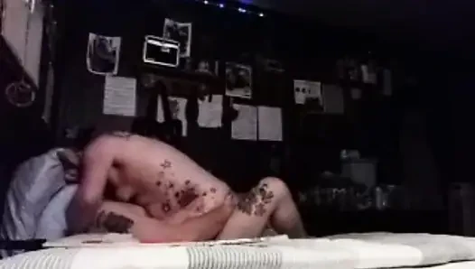 Im bett von freund vor der kamera erwischt