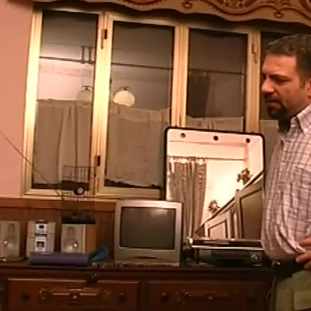 Ovaj oženjeni muškarac ponekad voli pojebati crnog transvestita