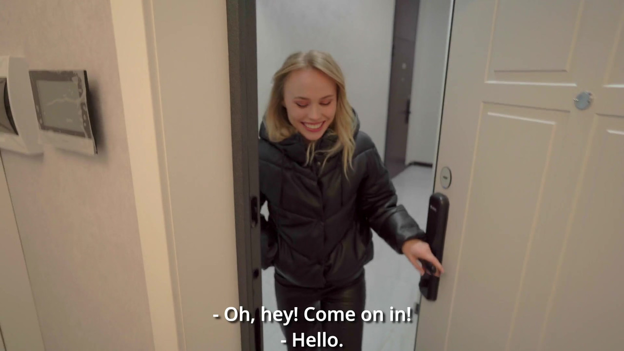 新来的女仆做不好，所以她不得不操她的小穴并在嘴里射精