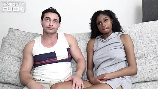 Gadis eksotis kulit hitam dientot habis-habisan sama kontol raksasa pria kulit hitam
