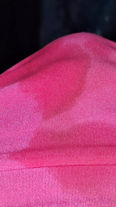 鮮やかなピンクのパンティおしっこ