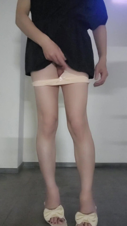 Masturbating outdoors and wearing cum-soaked panties | Clip 1