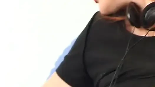 Emo-mädchen im fitnessstudio masturbiert