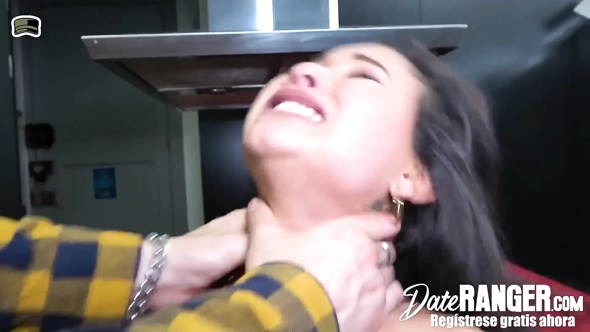 她很美味! Jade Presley在厨房被西班牙男人干!