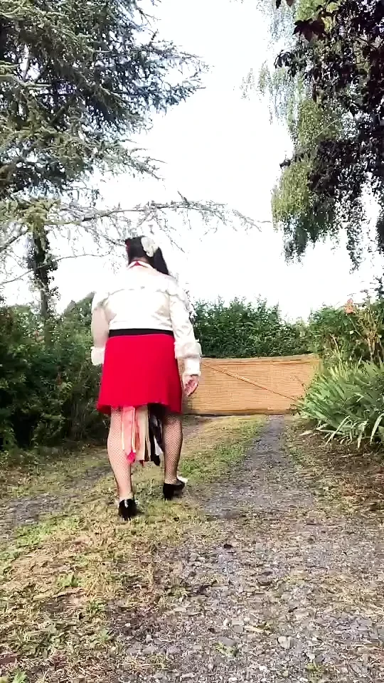 V oblečení s malou červenou sukní a novou halenkou na večer ven.