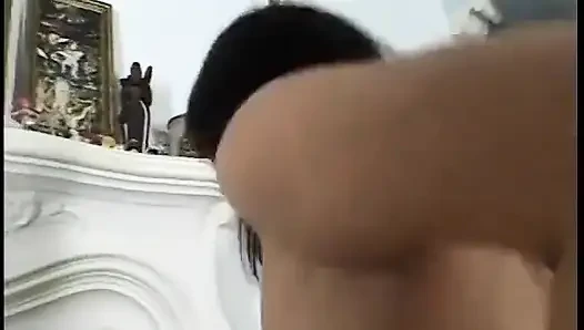 Cowok berondong ngentot muka dan memek cewek rambut cokelat dengan kontol ngaceng berdenyut