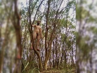 Nackt auf den Baum klettern