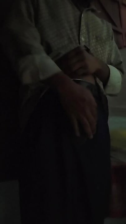Vah ladka Apne kamre mein apni ling ki masaj Karta hai taki vah bada aur Lamba dikhe aur kasht manmohit karta hai