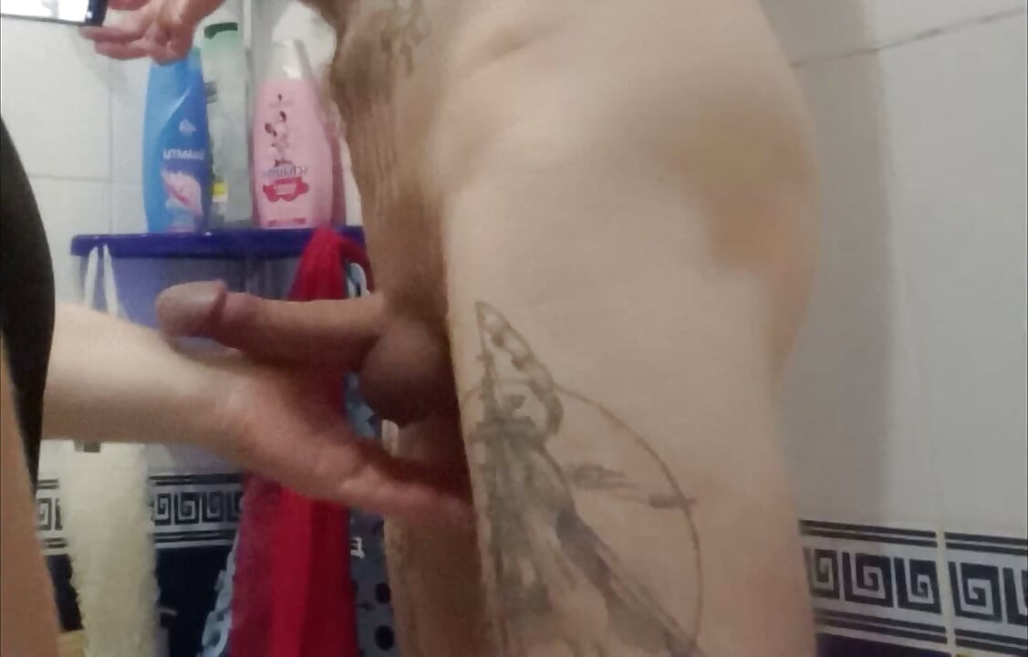 Ik betrapte mijn stiefzoon onder de douche en hielp hem klaarkomen 3