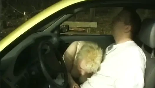 Memek tante semok jerman di-fingering dan dijilat di dalam mobil