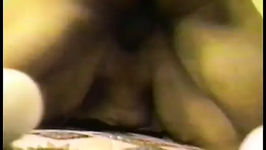 Siyah adam ateşli bir yarağı sikiyor büyük götlü karısını sıkı amında emiyor