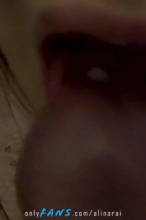 淫荡的继女爬到桌子底下, 去找继父的鸡巴