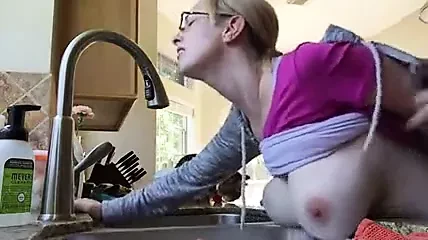 Linda bigtits milf boltonwife cozinha de quatro
