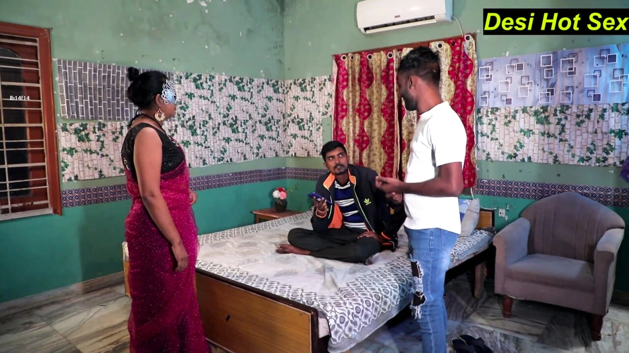 酒店经理与客人分享他的性感妻子！德西妻子分享性爱