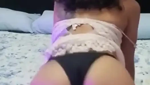 Cewek semok latina lagi asik masturbasi di ranjang temannya sendiri