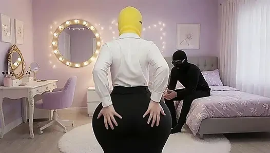 Minyon büyük götlü üvey kız kardeş yatak odasında twerk yapıyor