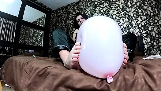 Фетиш соблазнения, игра с ногтями и босиком, воздушный шарик в атласной пижаме