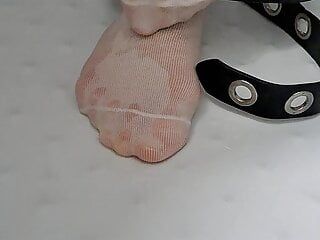 Fetiche de pies con calcetines mojados en la ducha