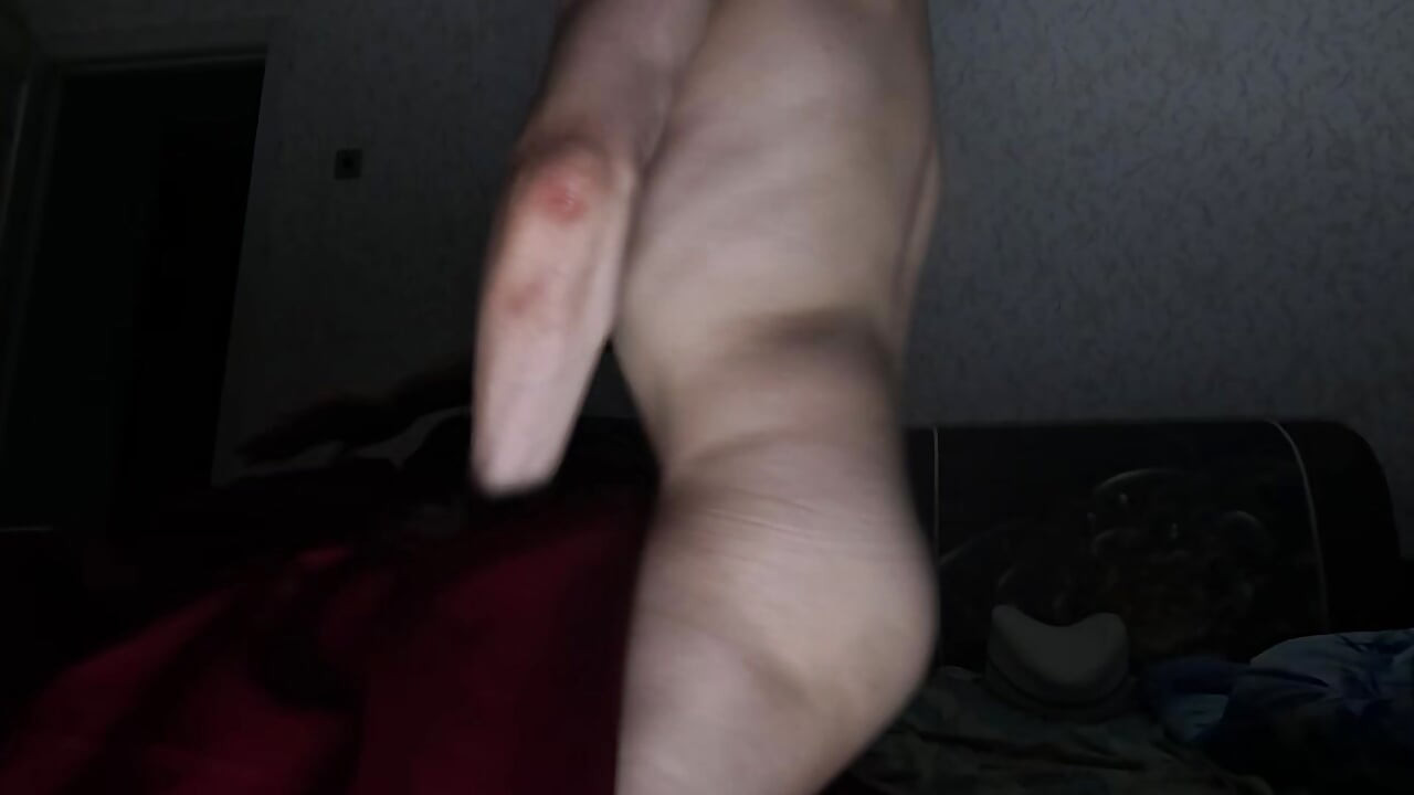 Um homem quente infectado com o vírus sexual duro está tentando o seu melhor para conter sua paixão por sua enteada com um travesseiro.