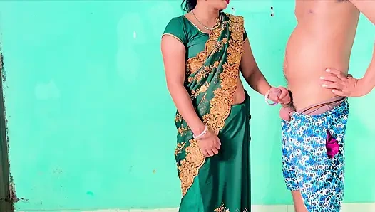 Chachi machte sich bereit für den markt und ich habe sie für sex überzeugt, dann hatte die junge Bhatije schmerzhaften sex mit Chachi Hindi Audio