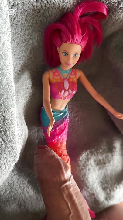Svršavanje na Barbie Sirena lutku