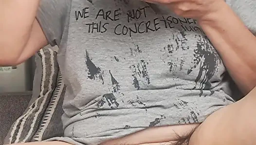 MILF isst mit offenen beinen