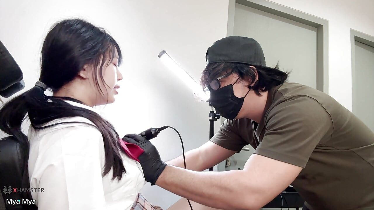 可愛的超級淫蕩女孩在紋身時完全內射
