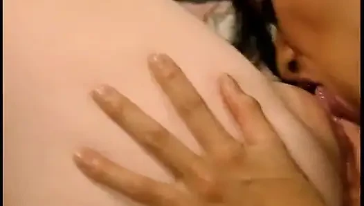 Adam iç çamaşırlı iki seksi kaltağı sikiyor