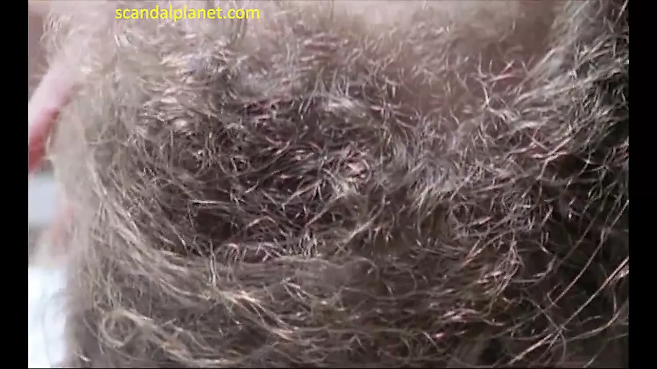 莫莉帕克在亲吻电影丑闻星球.Com中的裸体场景